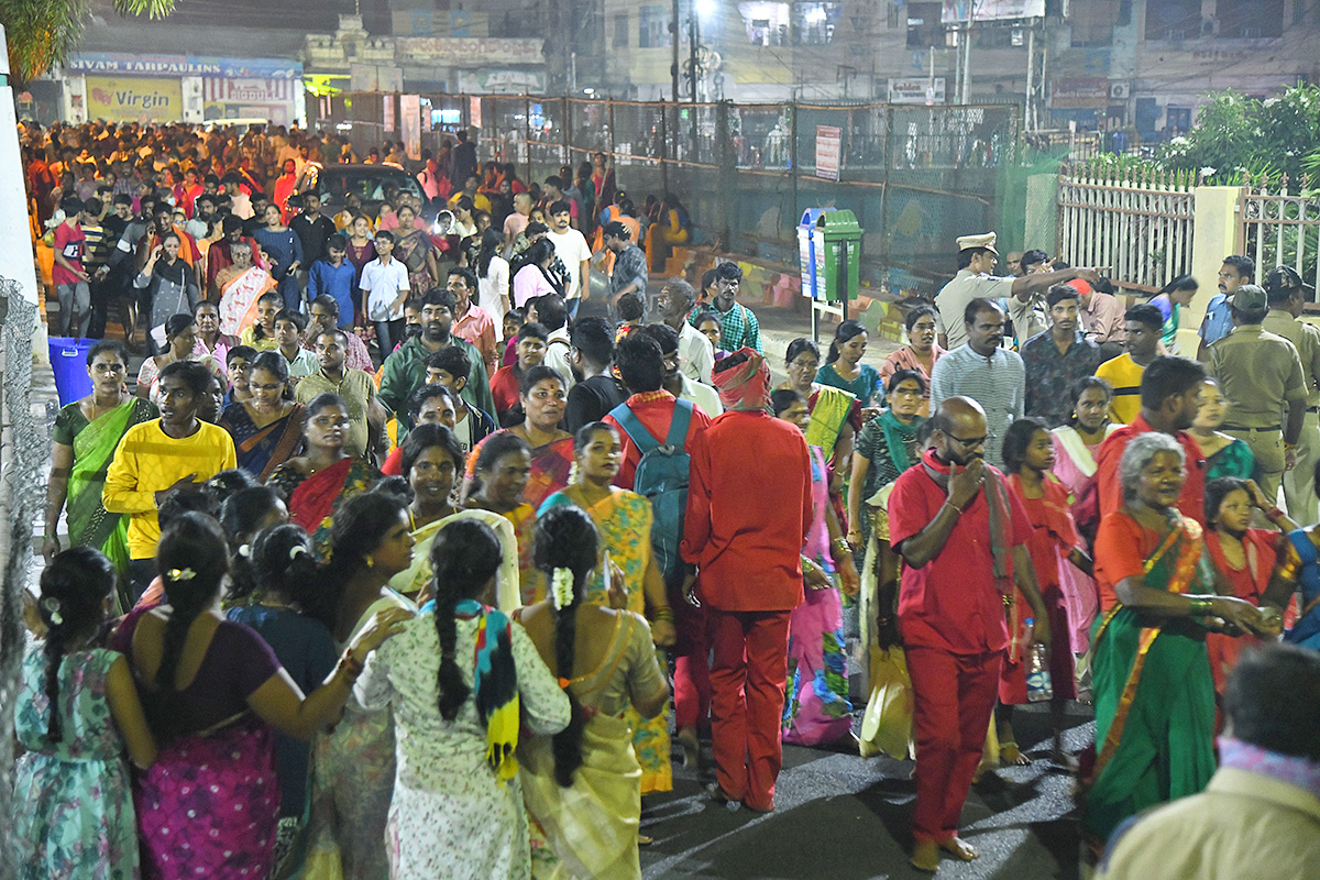 Devotees_20Crowd_20At_20Indrakeeladri_20During_20Dussehra_20Celebrations-13.jpg 12