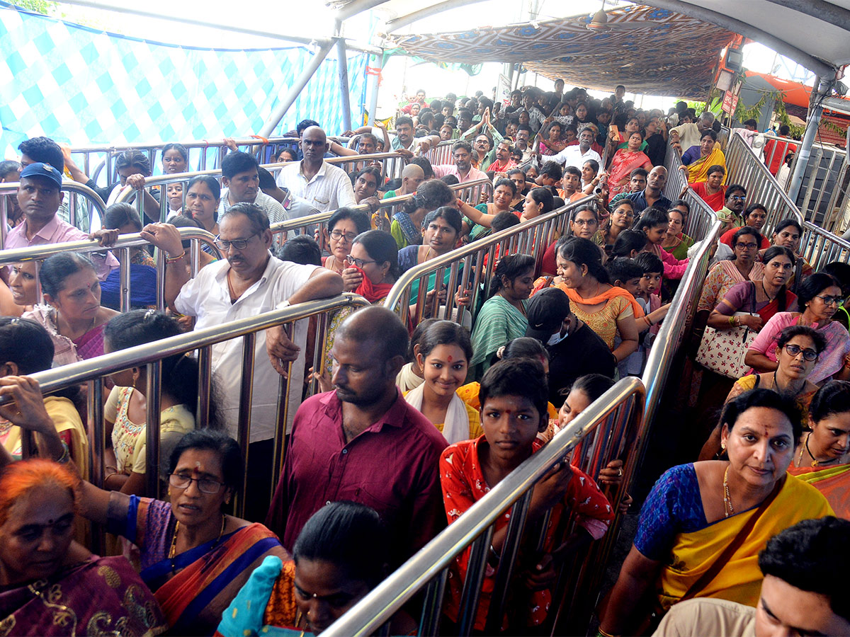 Devotees_20Crowd_20At_20Indrakeeladri_20During_20Dussehra_20Celebrations-14.jpg 13