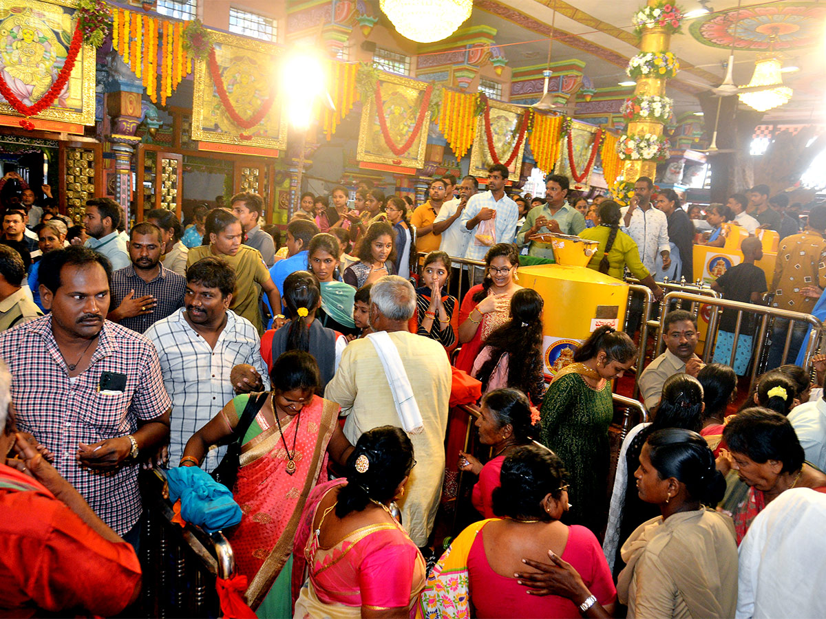 Devotees_20Crowd_20At_20Indrakeeladri_20During_20Dussehra_20Celebrations-16.jpg 14