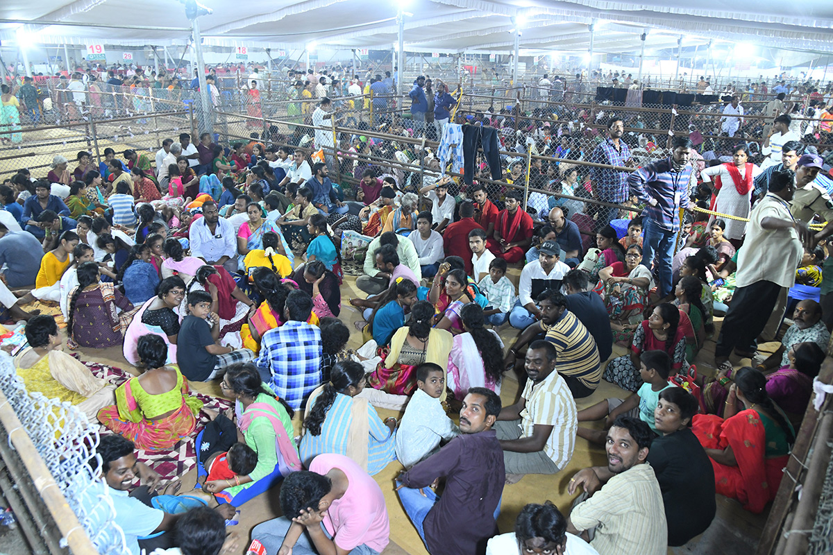 Devotees_20Crowd_20At_20Indrakeeladri_20During_20Dussehra_20Celebrations-17.jpg 15