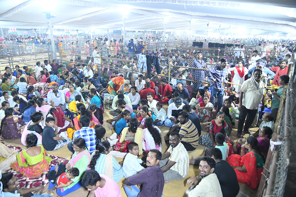 Devotees_20Crowd_20At_20Indrakeeladri_20During_20Dussehra_20Celebrations-18.jpg 16