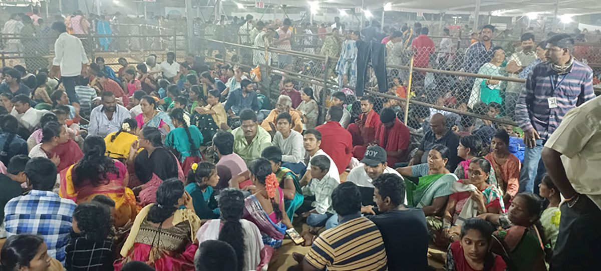Devotees_20Crowd_20At_20Indrakeeladri_20During_20Dussehra_20Celebrations-19.jpg 17