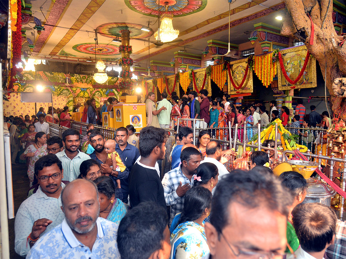 Devotees_20Crowd_20At_20Indrakeeladri_20During_20Dussehra_20Celebrations-2.jpg 2