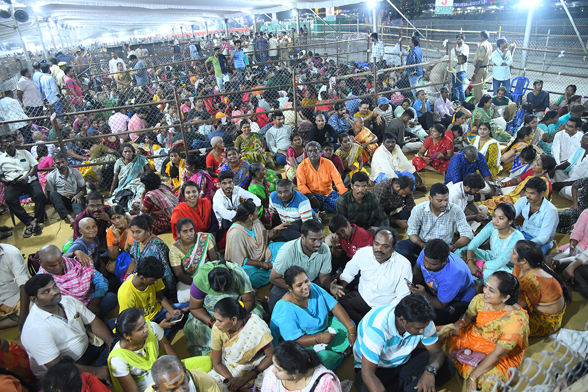 Devotees_20Crowd_20At_20Indrakeeladri_20During_20Dussehra_20Celebrations-20.jpg 18