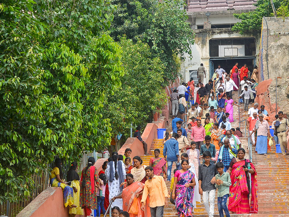 Devotees_20Crowd_20At_20Indrakeeladri_20During_20Dussehra_20Celebrations-21.jpg 19