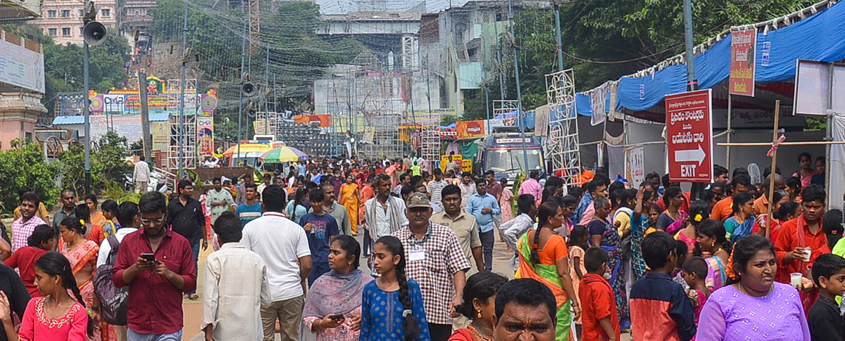 Devotees_20Crowd_20At_20Indrakeeladri_20During_20Dussehra_20Celebrations-22.jpg 20