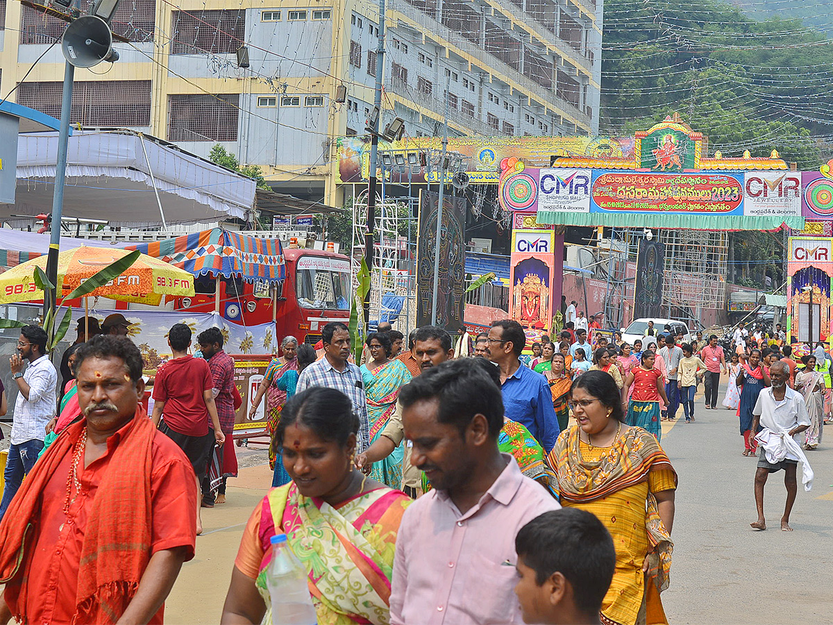 Devotees_20Crowd_20At_20Indrakeeladri_20During_20Dussehra_20Celebrations-23.jpg 21