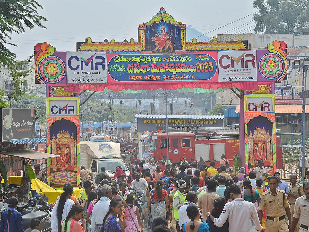 Devotees_20Crowd_20At_20Indrakeeladri_20During_20Dussehra_20Celebrations-24.jpg 22