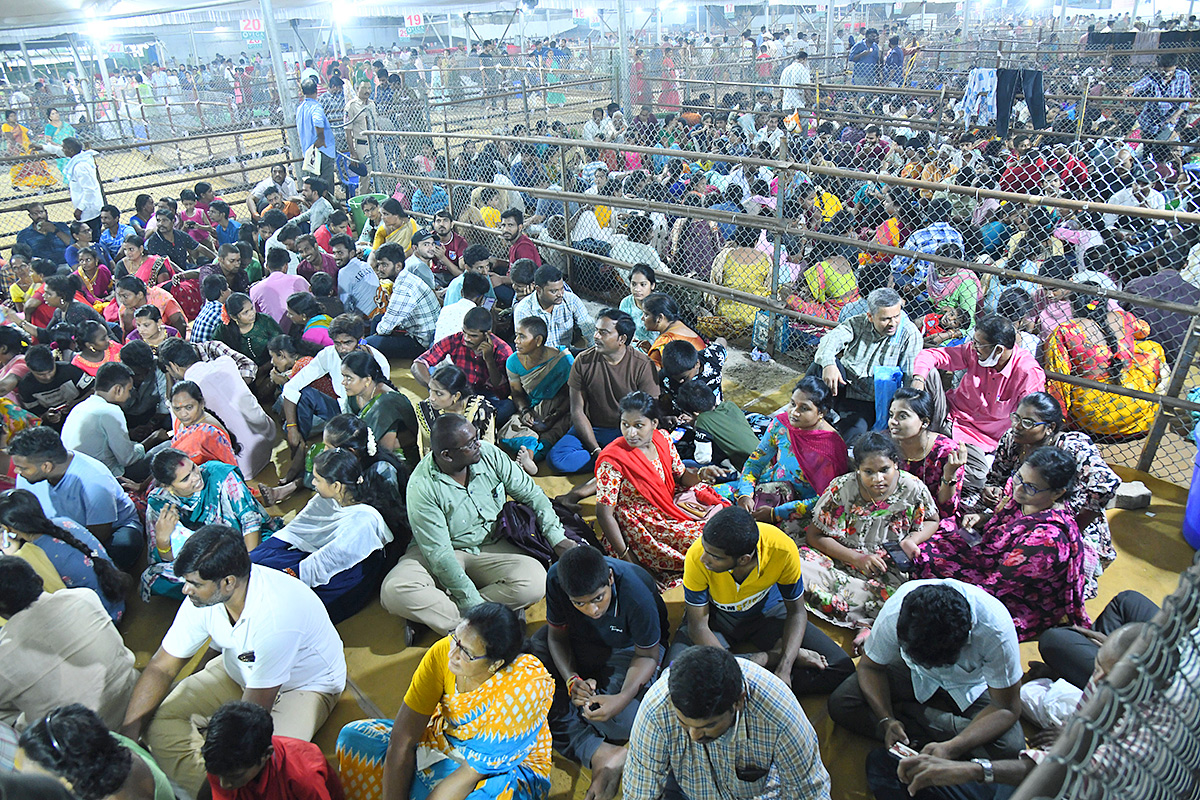 Devotees_20Crowd_20At_20Indrakeeladri_20During_20Dussehra_20Celebrations-25.jpg 23
