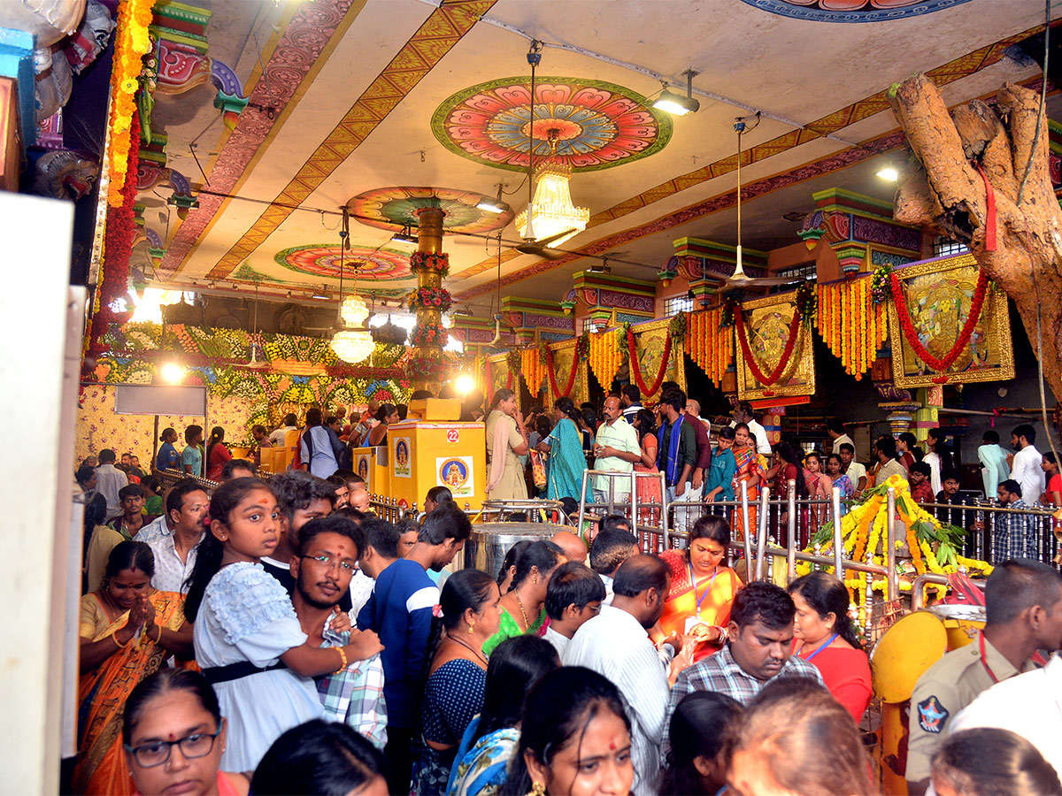 Devotees_20Crowd_20At_20Indrakeeladri_20During_20Dussehra_20Celebrations-27.jpg 24