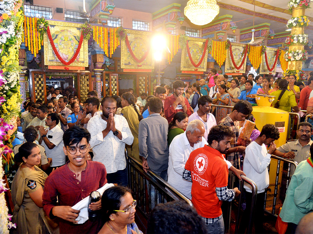 Devotees_20Crowd_20At_20Indrakeeladri_20During_20Dussehra_20Celebrations-29.jpg 25