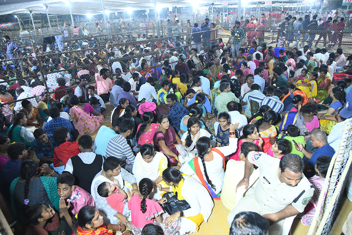 Devotees_20Crowd_20At_20Indrakeeladri_20During_20Dussehra_20Celebrations-3.jpg 3