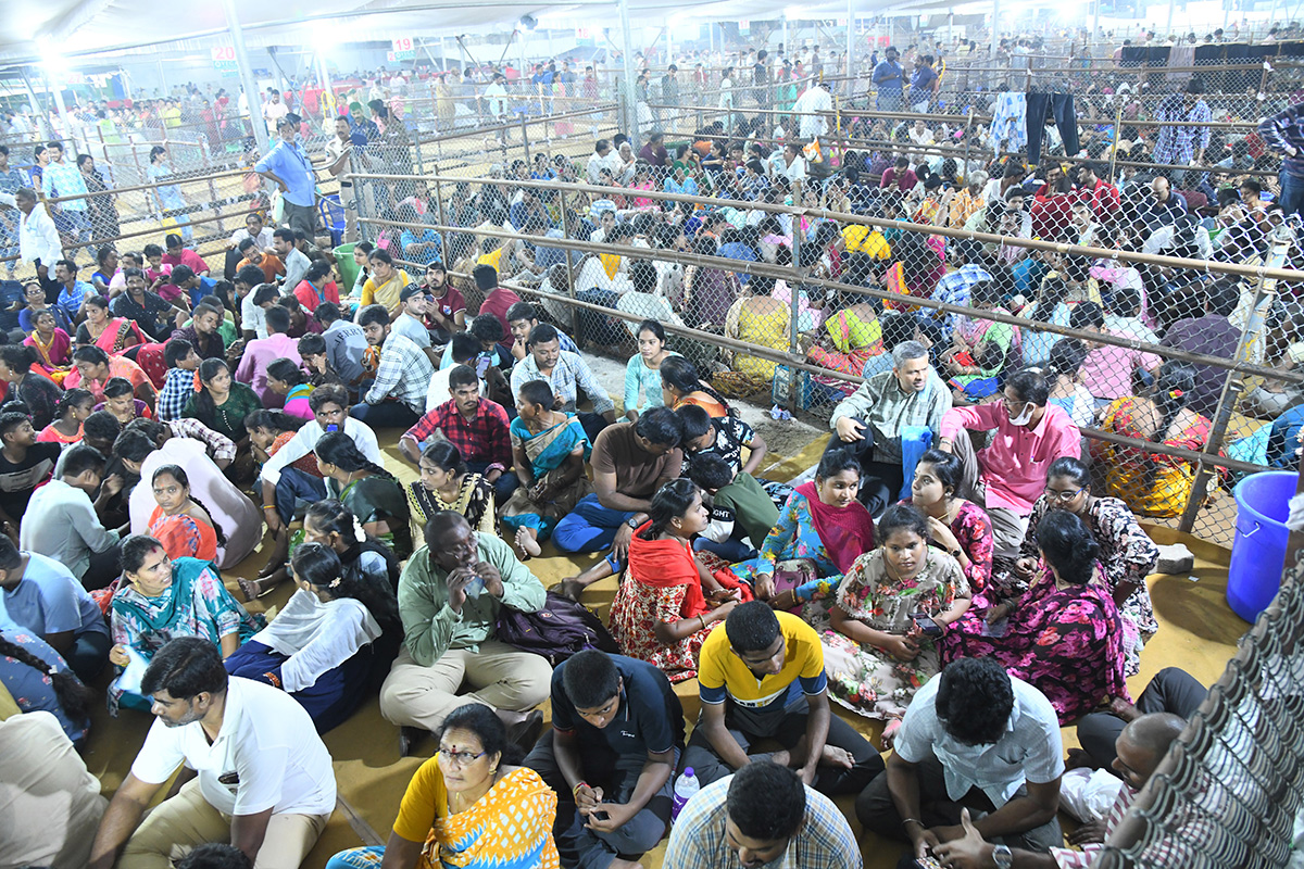 Devotees_20Crowd_20At_20Indrakeeladri_20During_20Dussehra_20Celebrations-30.jpg 26