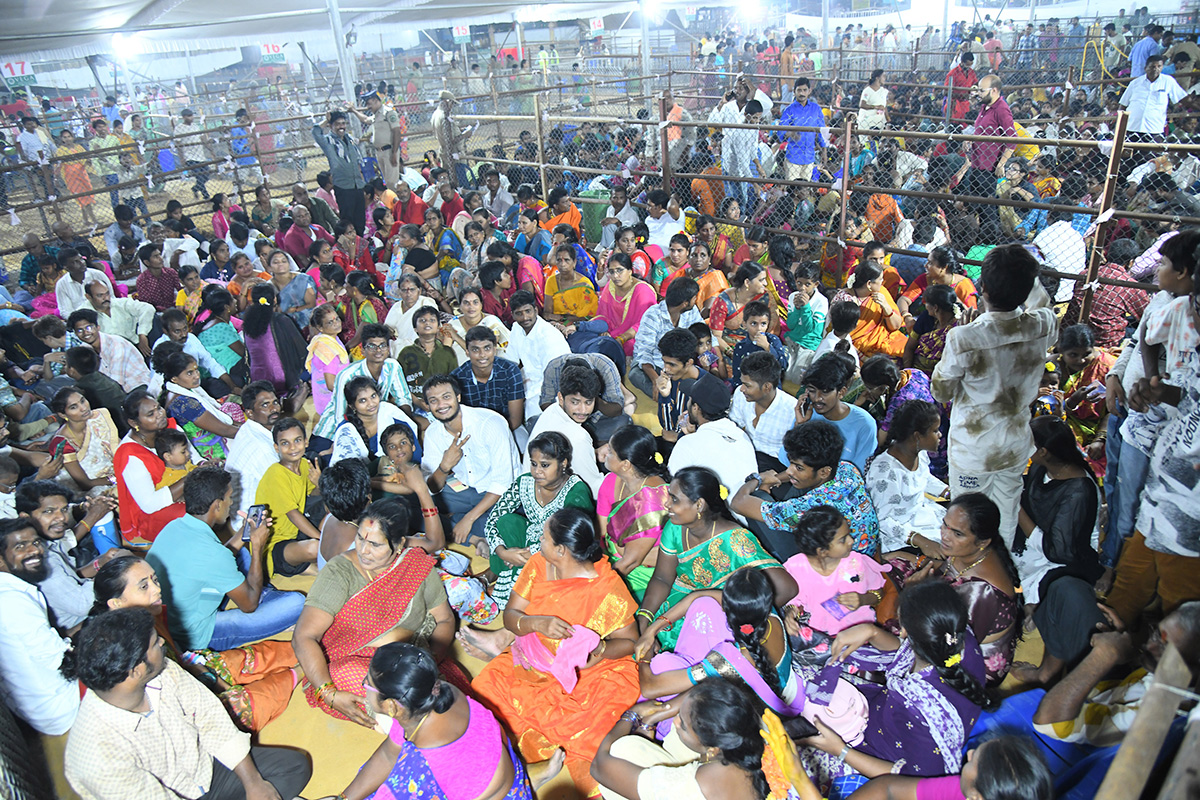 Devotees_20Crowd_20At_20Indrakeeladri_20During_20Dussehra_20Celebrations-31.jpg 27