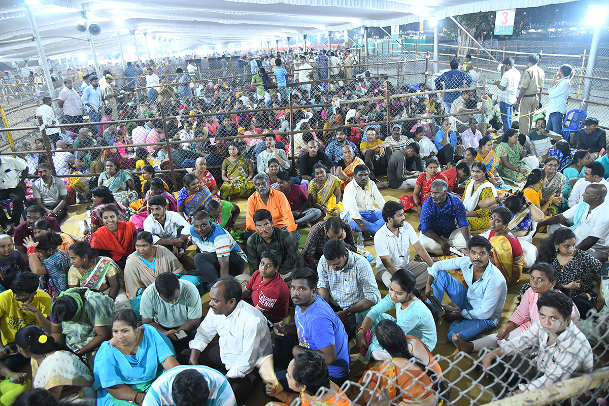 Devotees_20Crowd_20At_20Indrakeeladri_20During_20Dussehra_20Celebrations-32.jpg 28
