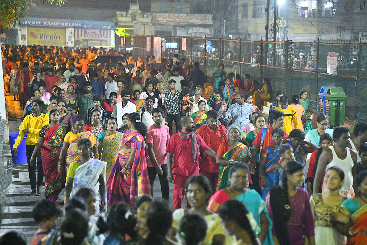 Devotees_20Crowd_20At_20Indrakeeladri_20During_20Dussehra_20Celebrations-4.jpg 4