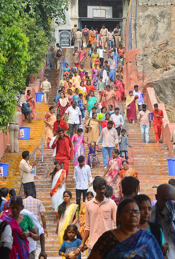 Devotees_20Crowd_20At_20Indrakeeladri_20During_20Dussehra_20Celebrations-5.jpg 5