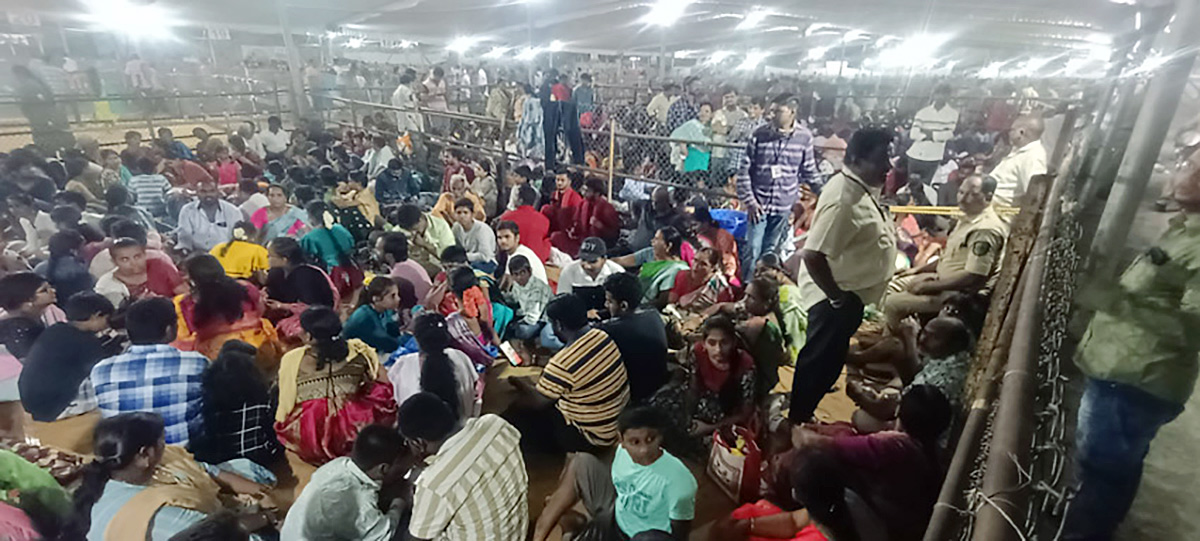 Devotees_20Crowd_20At_20Indrakeeladri_20During_20Dussehra_20Celebrations-7.jpg 6