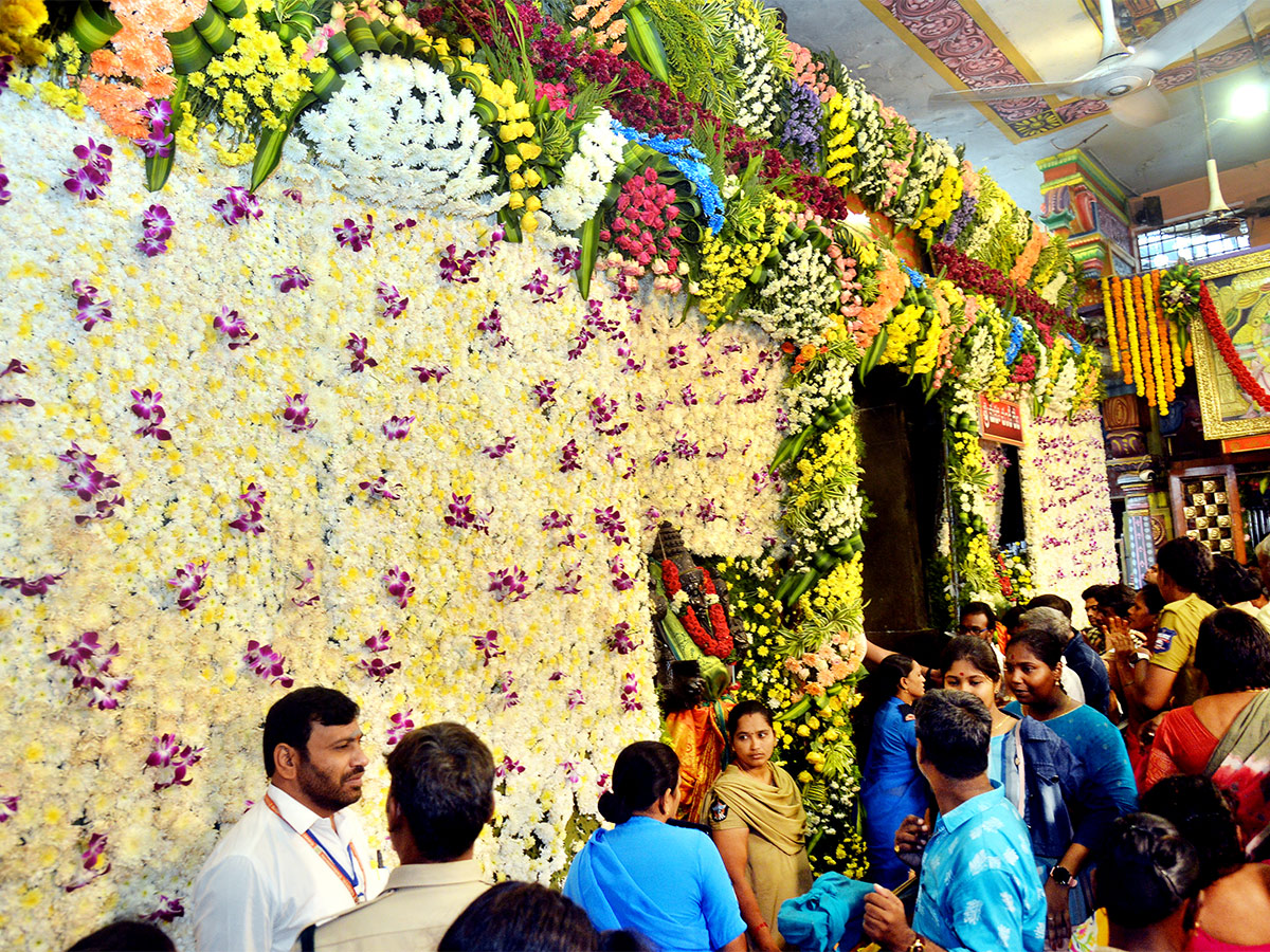 Devotees_20Crowd_20At_20Indrakeeladri_20During_20Dussehra_20Celebrations-9.jpg 8