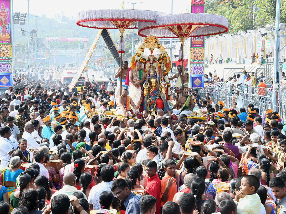 Hanumantha_20Vahana_20Tirumala_20brahmotsavam_202023_20Pics-2.jpg 2