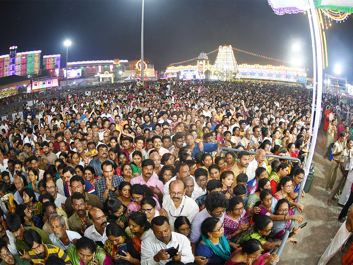 Huge_20Devotees_20Rush_20At_20Tirumala-1.jpg 1