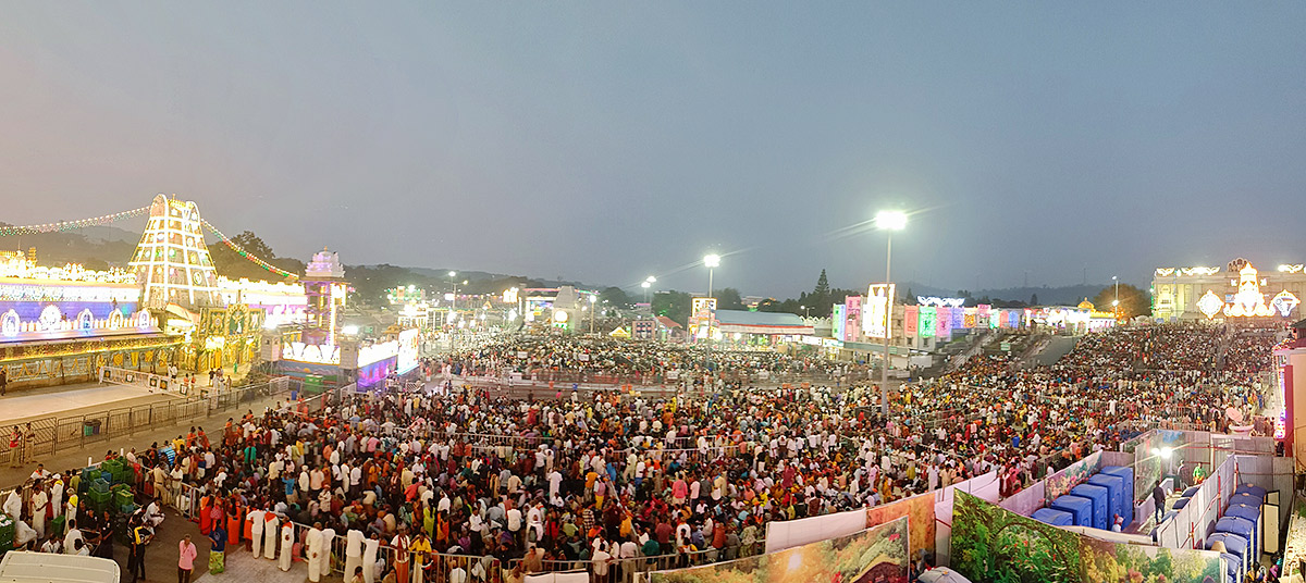 Huge_20Devotees_20Rush_20At_20Tirumala-10.jpg 10