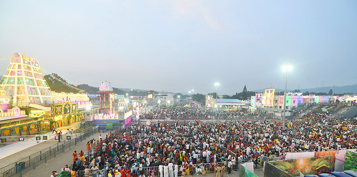 Huge_20Devotees_20Rush_20At_20Tirumala-11.jpg 11