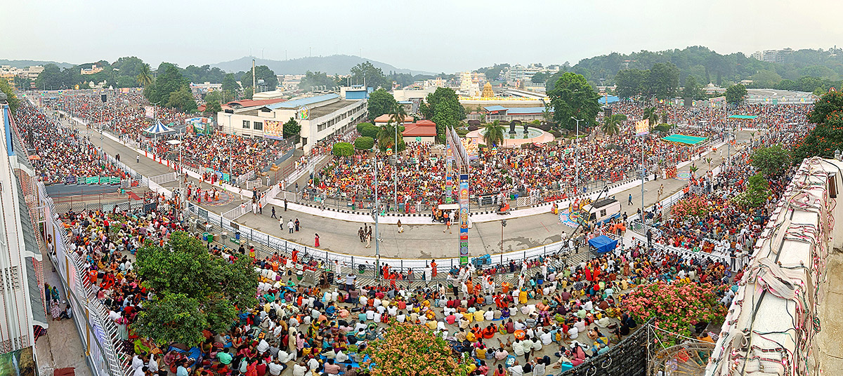 Huge_20Devotees_20Rush_20At_20Tirumala-12.jpg 12