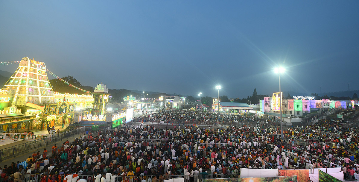 Huge_20Devotees_20Rush_20At_20Tirumala-13.jpg 13