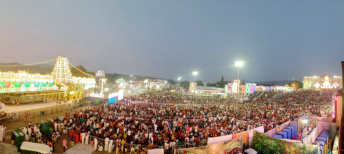 Huge_20Devotees_20Rush_20At_20Tirumala-15.jpg 14