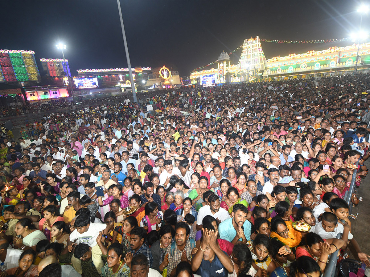Huge_20Devotees_20Rush_20At_20Tirumala-16.jpg 15
