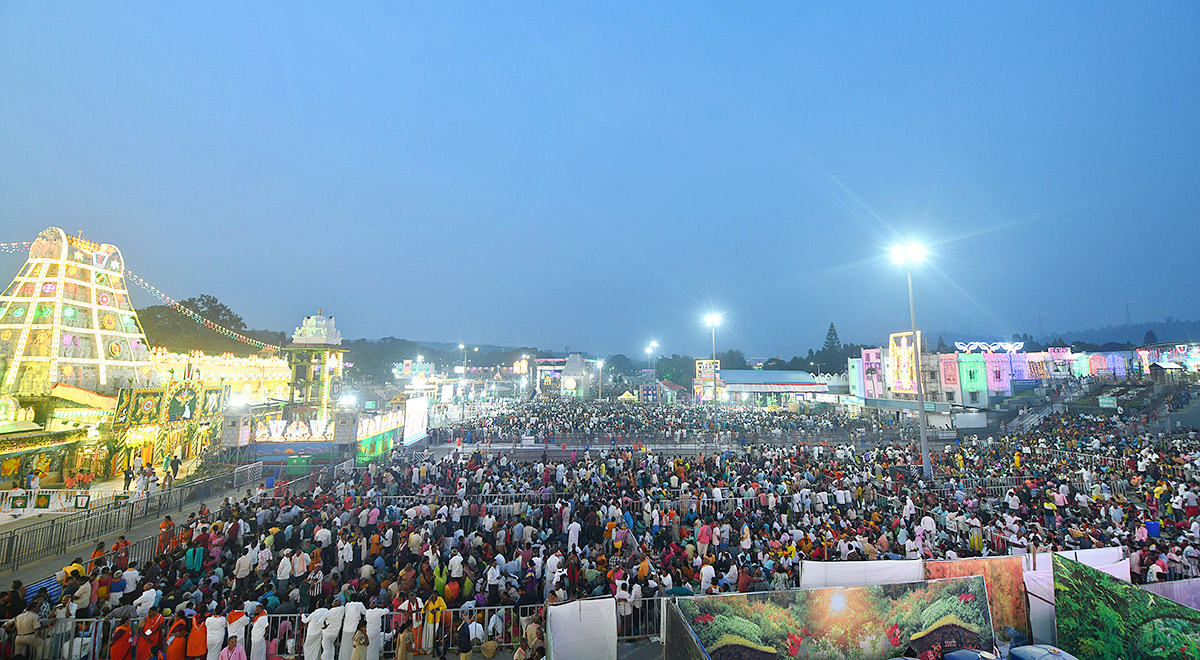 Huge_20Devotees_20Rush_20At_20Tirumala-17.jpg 16