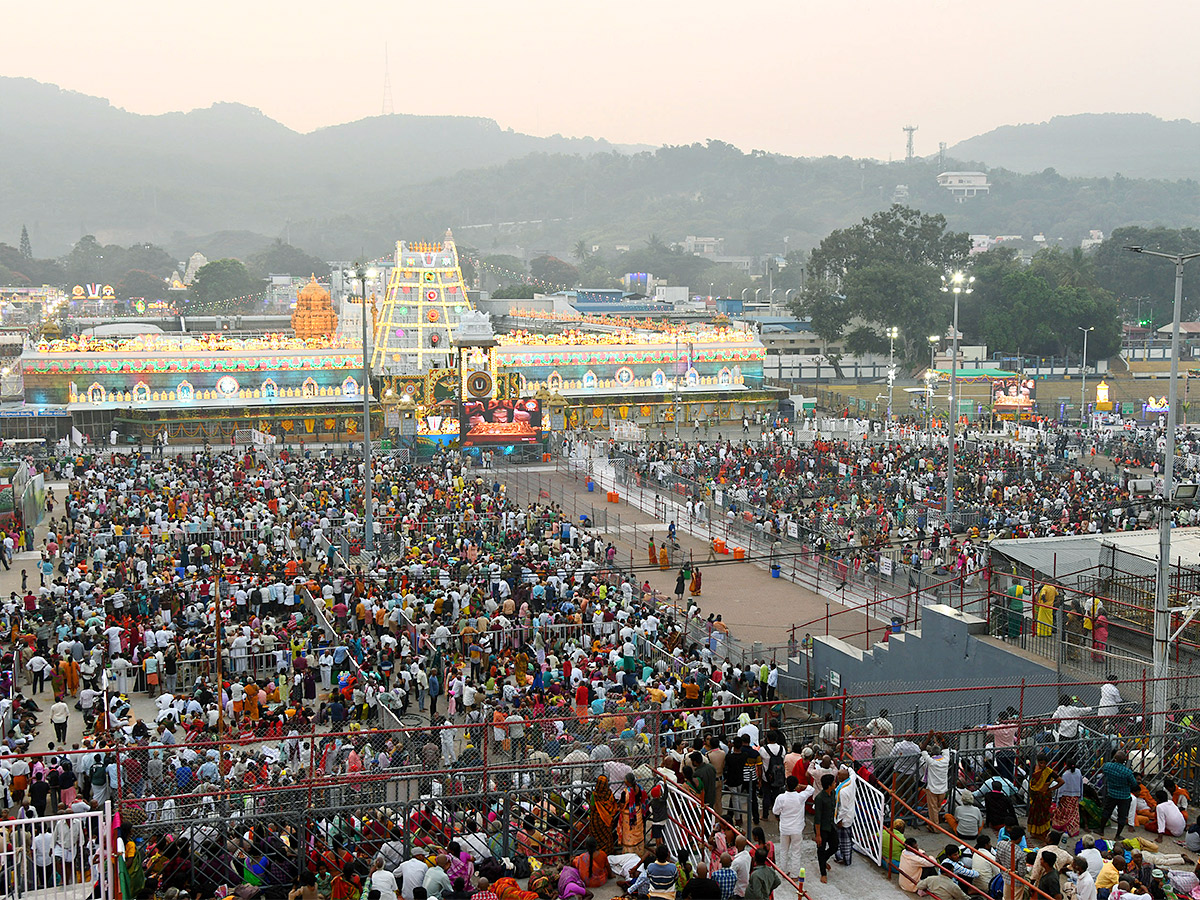 Huge_20Devotees_20Rush_20At_20Tirumala-2.jpg 2