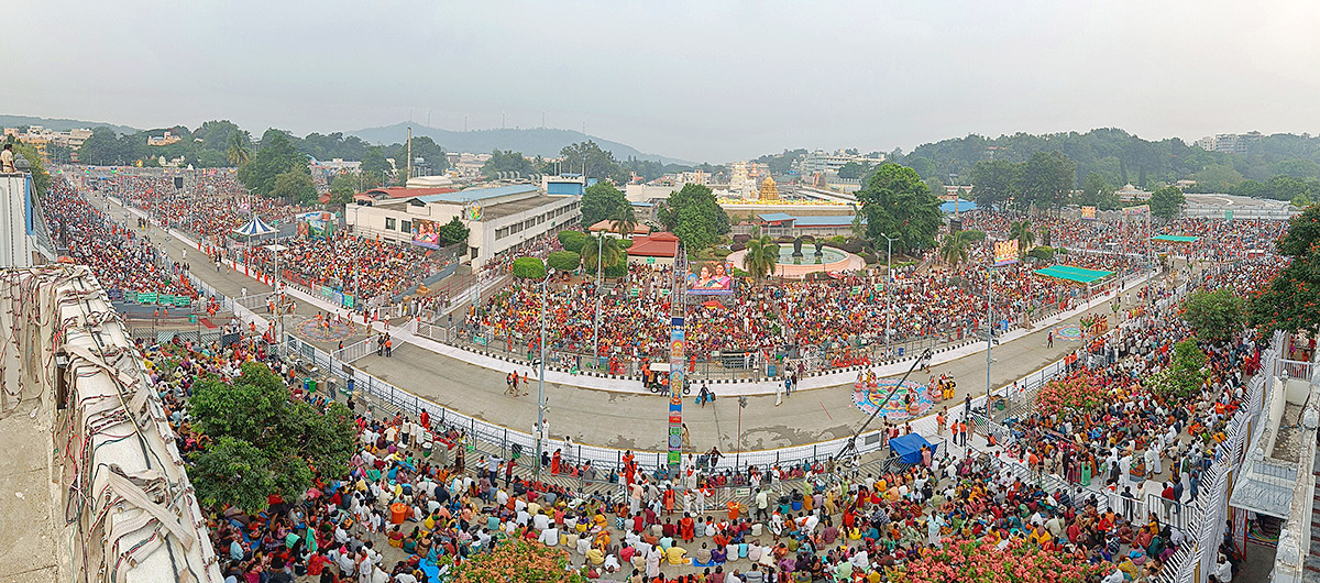 Huge_20Devotees_20Rush_20At_20Tirumala-4.jpg 4
