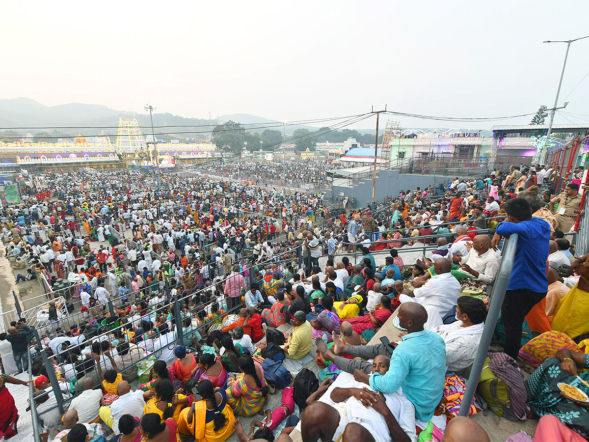 Huge_20Devotees_20Rush_20At_20Tirumala-5.jpg 5