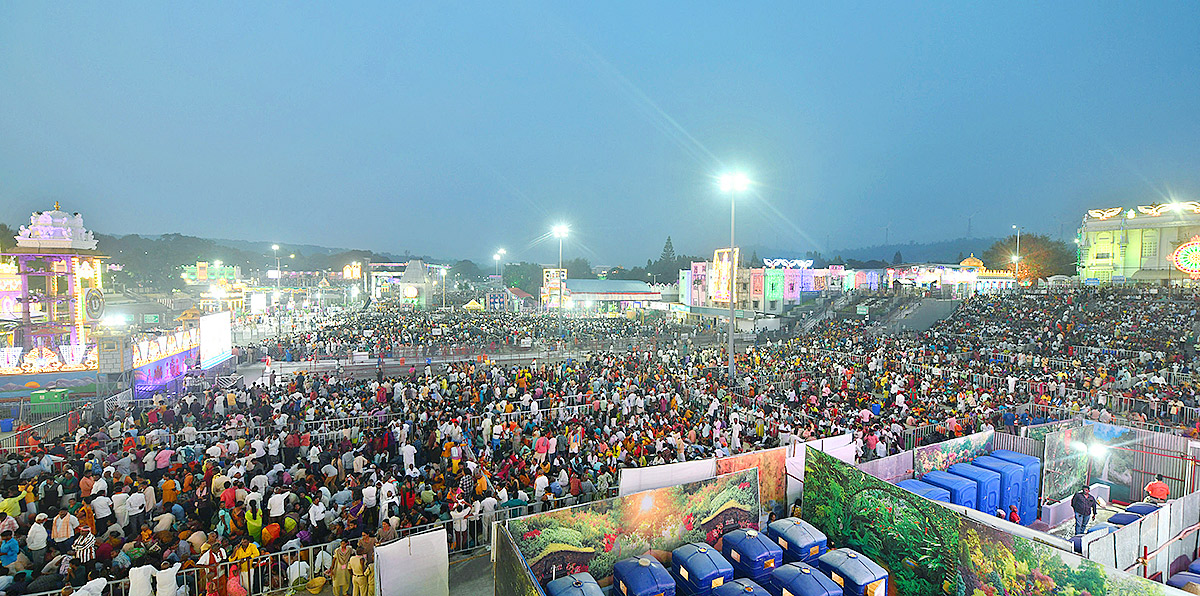 Huge_20Devotees_20Rush_20At_20Tirumala-6.jpg 6