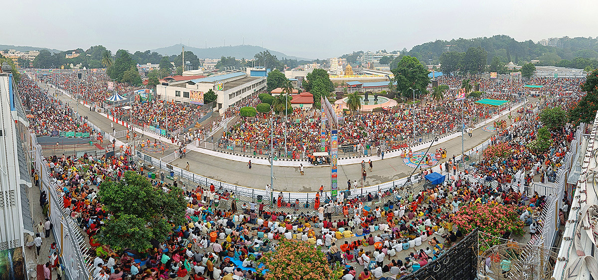 Huge_20Devotees_20Rush_20At_20Tirumala-7.jpg 7