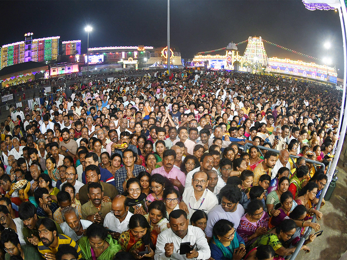 Huge_20Devotees_20Rush_20At_20Tirumala-8.jpg 8