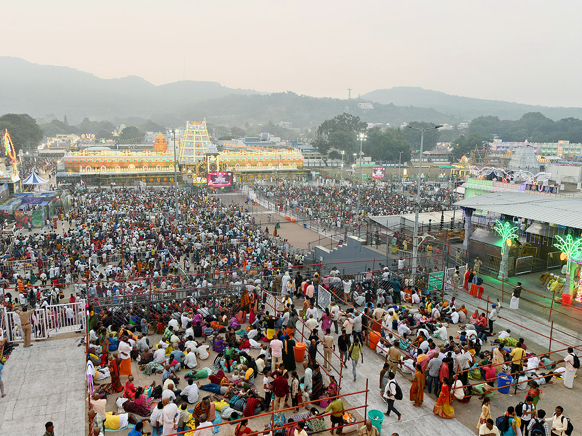Huge_20Devotees_20Rush_20At_20Tirumala-9.jpg 9