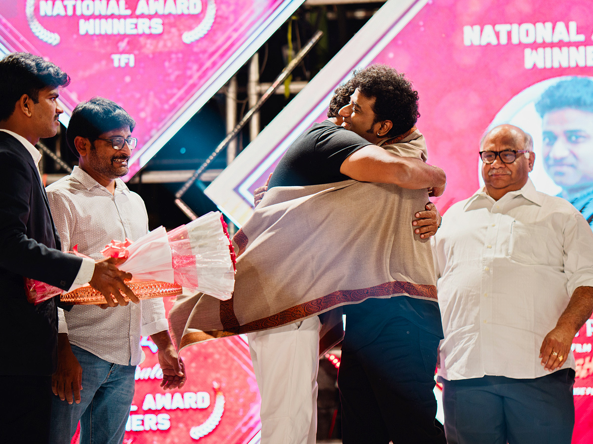 Mythri_20Movie_20Makers_20Celebrates_20National_20Award_20Winners_20of_20TFI_20Event_20PHotos_119.jpg 32