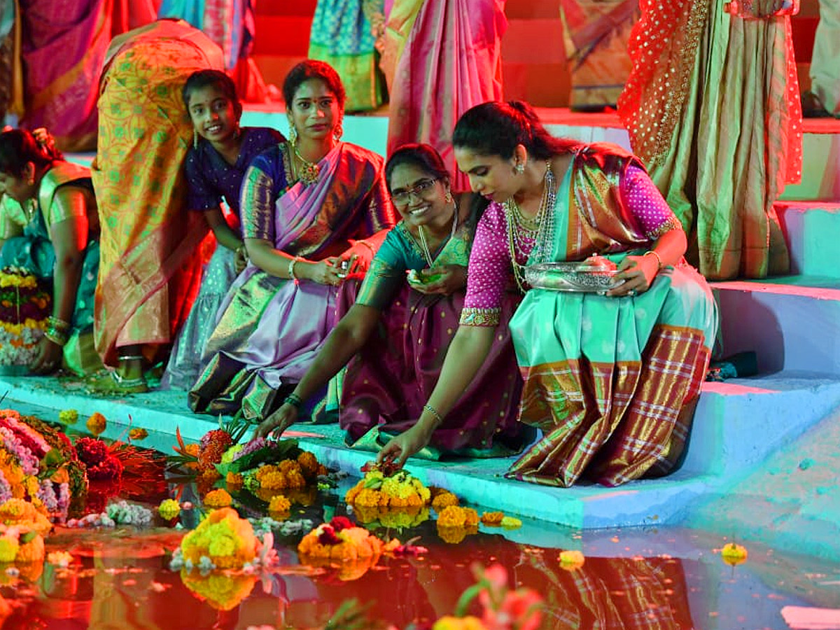 saddula_20bathukamma_20CeleBrations_20in_20Telangana_20Photo21.jpg 12