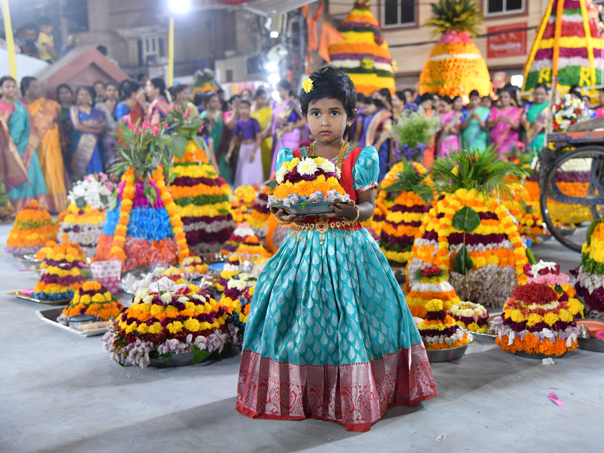 saddula_20bathukamma_20CeleBrations_20in_20Telangana_20Photo5.jpg 6