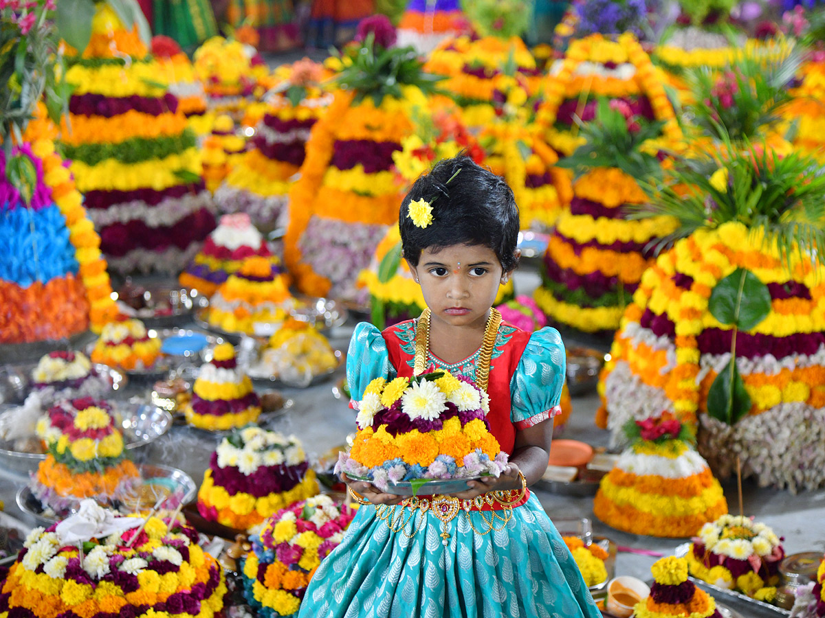 saddula_20bathukamma_20CeleBrations_20in_20Telangana_20Photo6.jpg 7