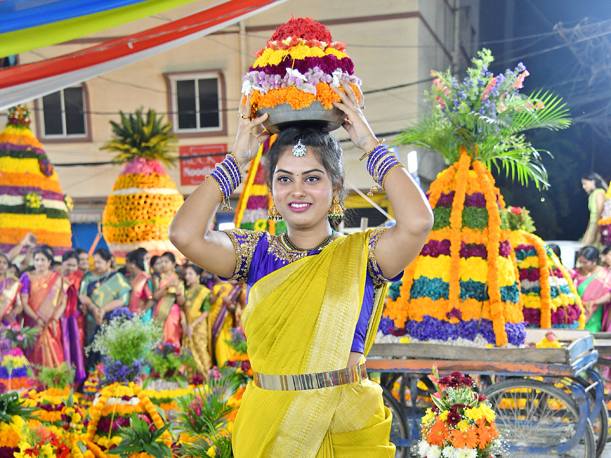 saddula_20bathukamma_20CeleBrations_20in_20Telangana_20Photo7.jpg 8