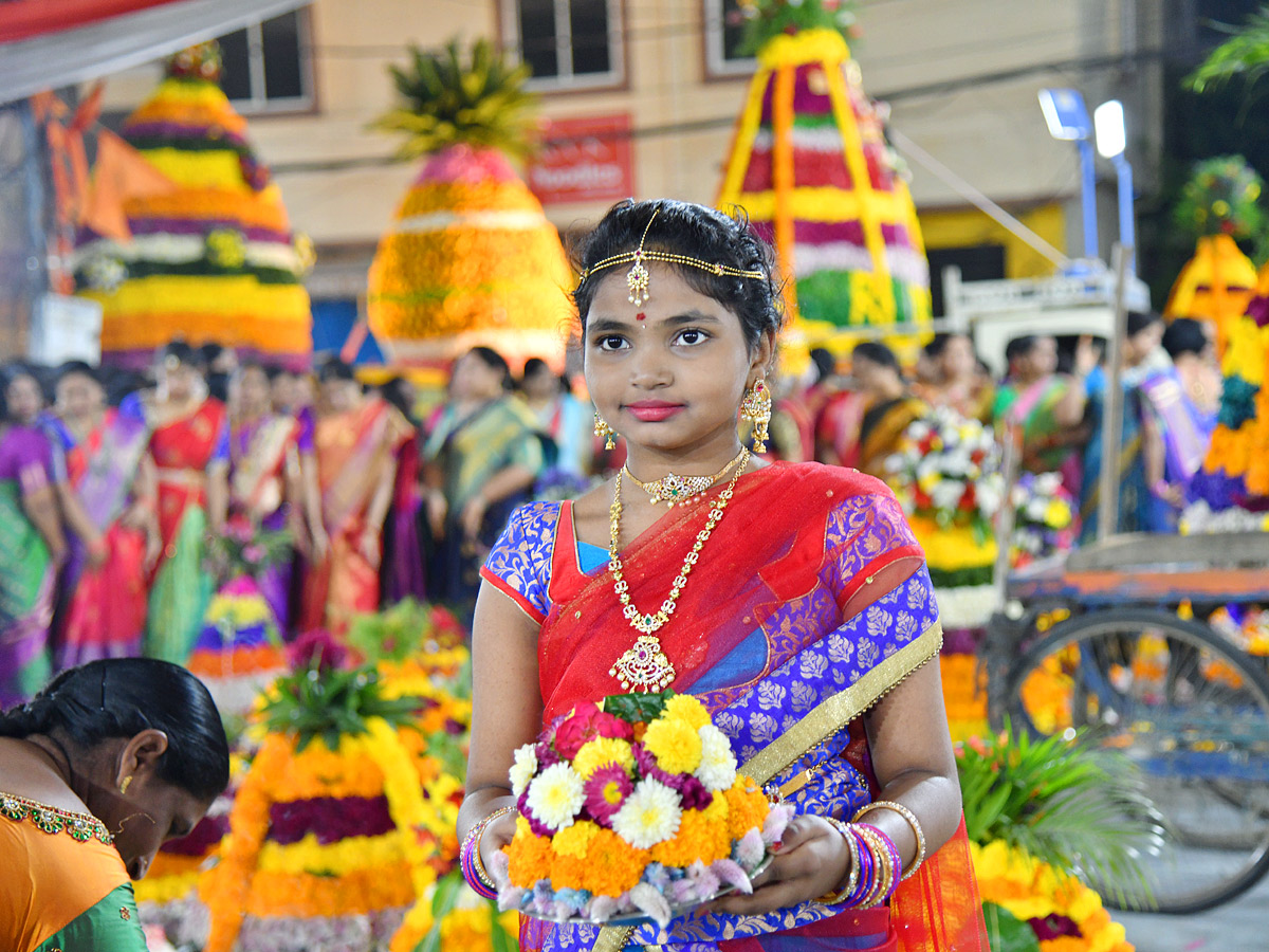 saddula_20bathukamma_20CeleBrations_20in_20Telangana_20Photo8.jpg 9