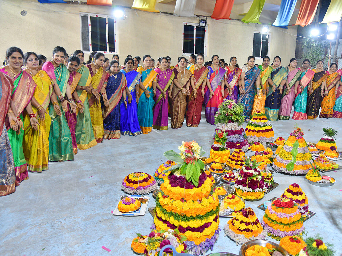 saddula_20bathukamma_20CeleBrations_20in_20Telangana_20Photo9.jpg 10