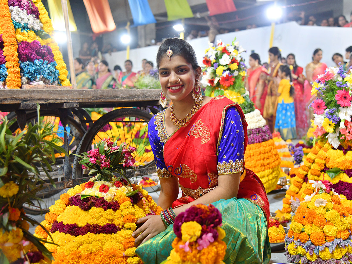 saddula_20bathukamma_20CeleBrations_20in_20Telangana_20Photos10.jpg 15