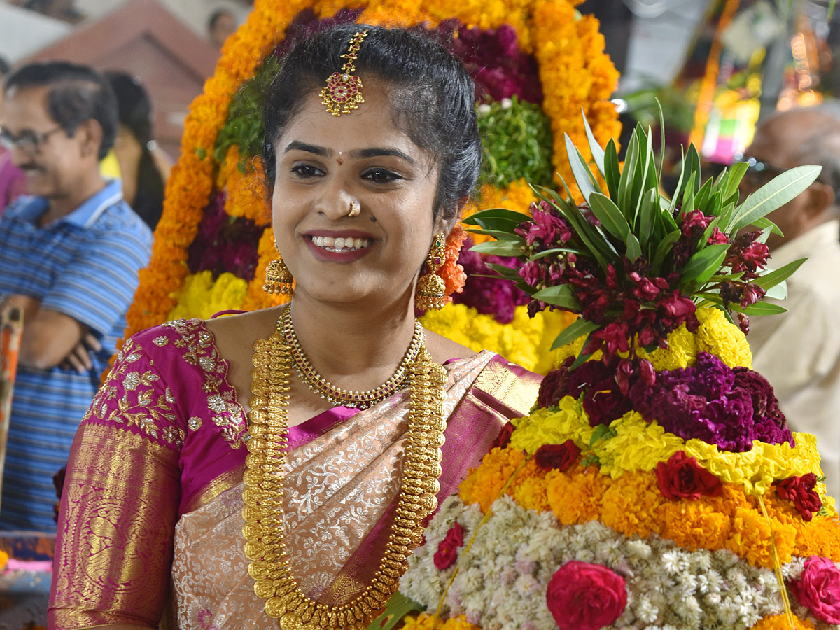 saddula_20bathukamma_20CeleBrations_20in_20Telangana_20Photos13.jpg 17
