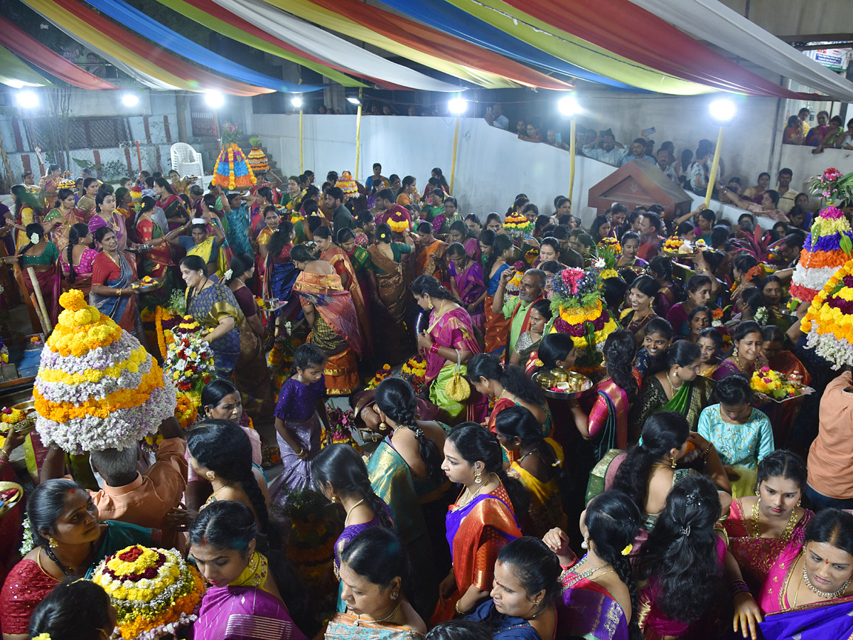 saddula_20bathukamma_20CeleBrations_20in_20Telangana_20Photos15.jpg 19