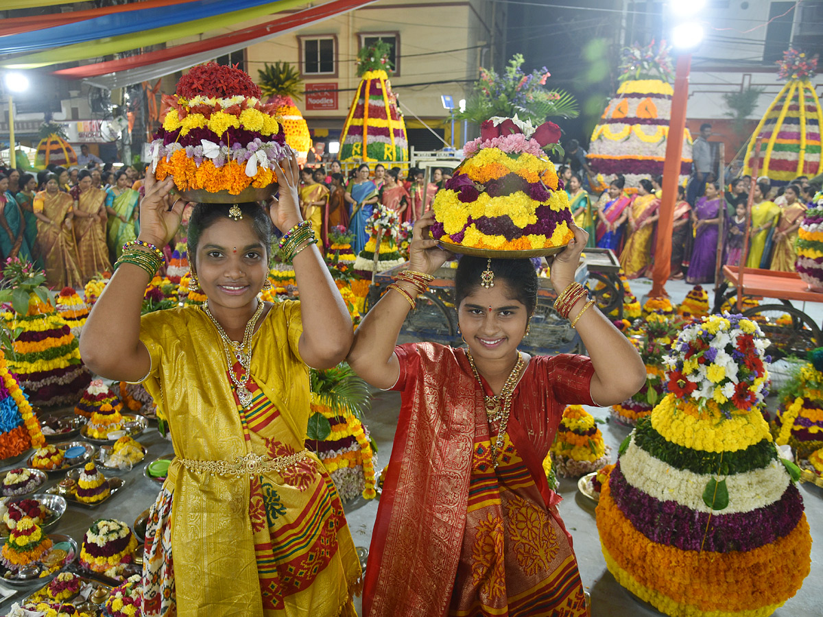 saddula_20bathukamma_20CeleBrations_20in_20Telangana_20Photos17.jpg 21